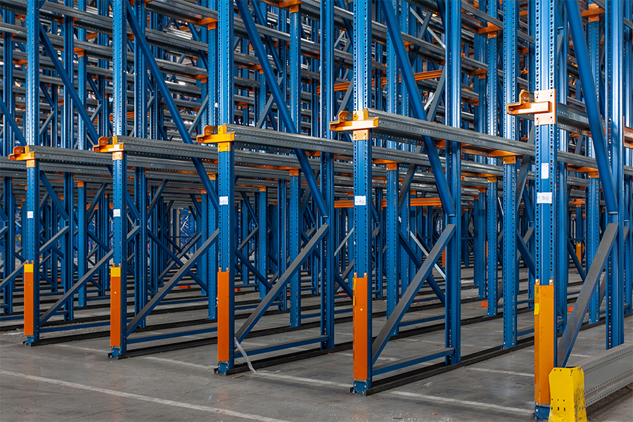 Atualizações coordenadas em equipamentos de suporte de armazém para aumentar a eficiência logística geral